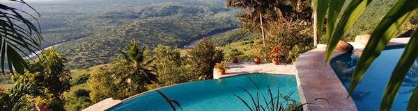 Shimba Hills uitzichtpunt vanuit de Kutazama lodge zwembad over het Mwaluganje olifanten sanctuary