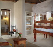 Lamu House slaapkamer interieur in Lamu stad in Kenia.