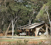 OnsKenia, Offbeat Meru Camp zwembad voor de mess-tent waar de maaltijden geserveerd worden in het Meru Nationaal Park 