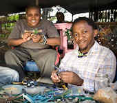 Arusha - Shanga project mindervalide medewerker