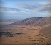 Ngorongoro krater savanne tijdens de crater tour.