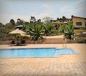 Tloma Lodge zwembad met uitzicht op de vallei Karatu Tanzania