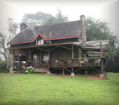 OnsKenia, Castle Forrest Lodge op de helling gebouwd ten zuiden van de Mount Kenya in Kenia