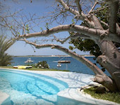 Peponi Hotel zwembad met uitzicht op Manda island op Lamu in Kenya