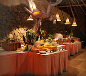 Rhino Valley Lodge buffet restaurant, Tsavo West Nationaal Park Kenia