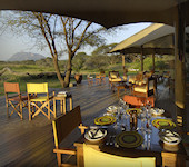 Joy's Camp lounge ontbijt geserveerd op het terras in het Shaba reservaat Kenia