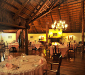 Finch Hatton Camp restaurant waar in traditionele stijl maaltijden geserveerd worden in de tijd van Karen Blixen, Tsavo West Nationaal Park Kenia