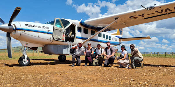 Kenia | Familie reizen | Luxe reizen | Prive safari reizen |  Vlucht vanuit de Masai Mara naar Diani afscheid nemen op Ol Kiombo airstrip  - januari 2023 | OnsKenia