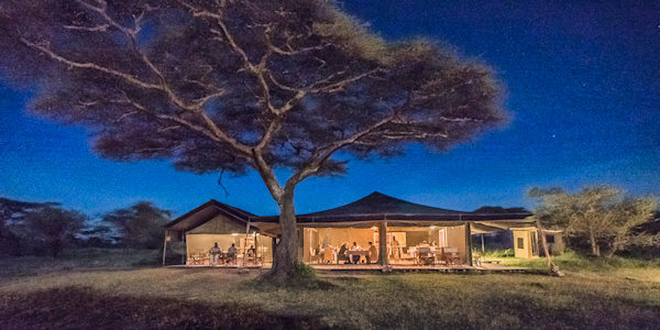 Angata Bologonja Camp restaurant en lounge, Serengeti Nationaal Park in Tanzania