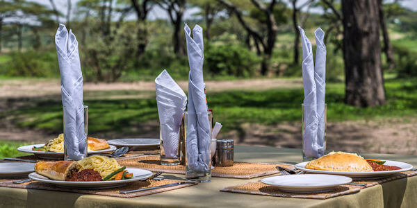Angata Bologonja Camp accommodatie lunch á la fresco, Serengeti Nationaal Park in Tanzania