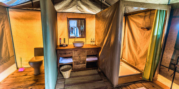 Angata Bologonja Camp accommodatie interieur badkamer, Serengeti Nationaal Park in Tanzania
