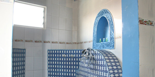 Dhow Palace Hotel accommodatie badkamer sultan stijl, Zanzibar Stone Town in Tanzania