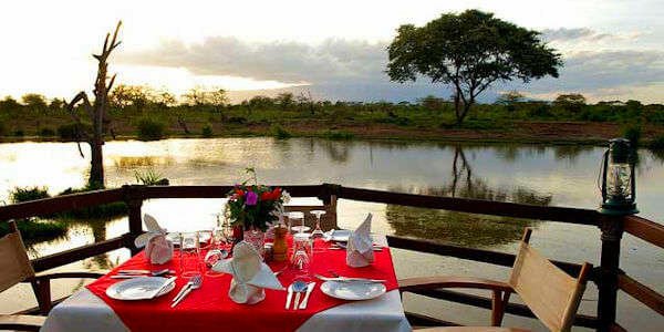 Voyager Ziwani Camp restaurant uitzicht drinkwaterplaats, Tsavo West Nationaal Park in Kenia